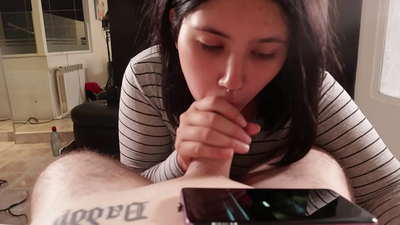 Je taquine ma demi-soeur pendant qu'elle regarde Disney [Cum].