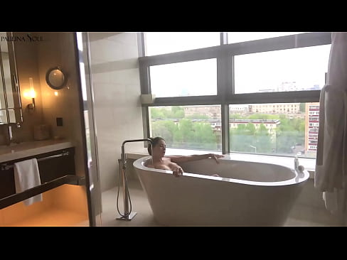 ❤️ Une énorme nana se branlant passionnément la chatte dans la salle de bains Porno at us