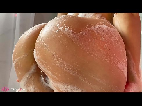 ❤️ Une brune masturbe sa chatte avec un vibrateur jusqu'à un orgasme intense sous la douche. Porno at us
