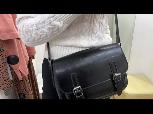 ❤️ Masturbation publique de la jeune salope FeralBerry avec un gode dans la cabine d'essayage Porno at us