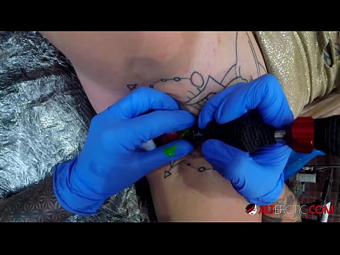 ❤️ Sully Savage, une chaudasse extrêmement tatouée, s'est fait tatouer le clitoris. Porno at us