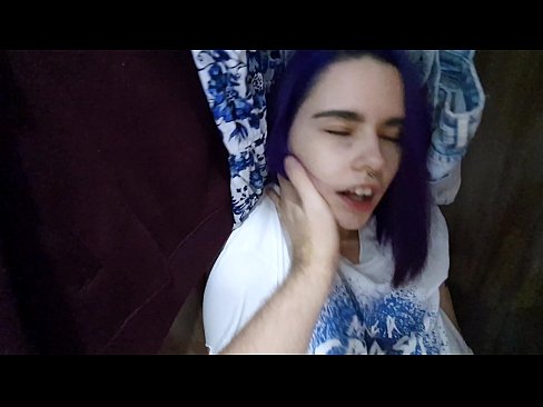 ❤️ J'ai trouvé ma soeur dans le placard et je l'ai aidée à jouir. Porno at us